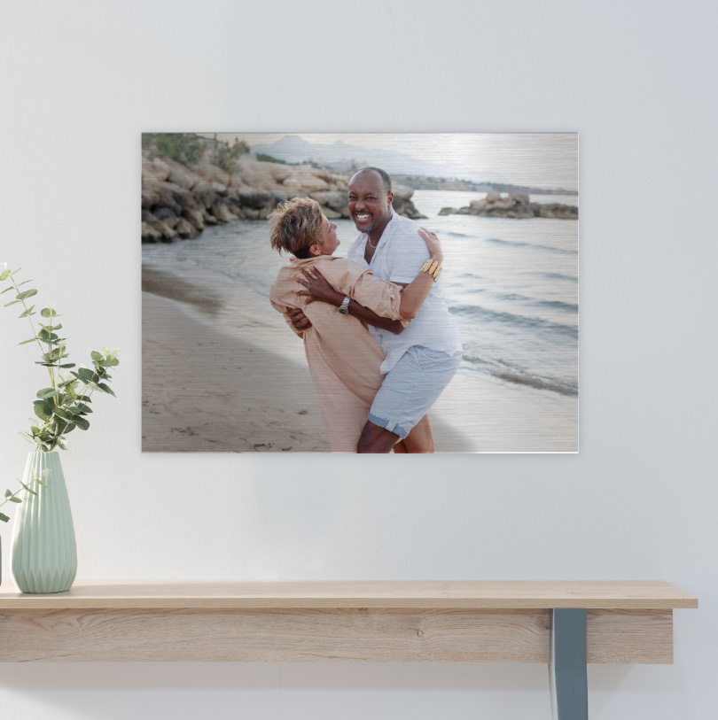 400x500mm brushed silver aluminium print with photo of couple hugging on beach during sunset