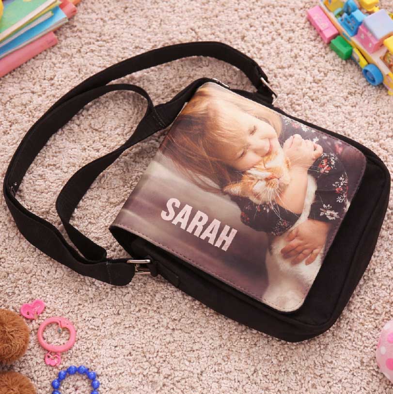 Shoulder bag printed with a photo of a little girl holding her cat.